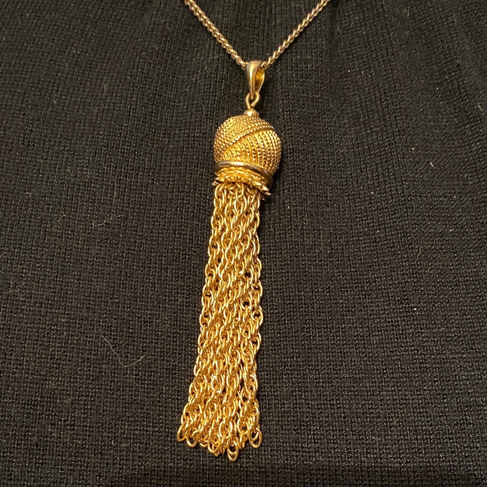 ☘️Monet, vintage 18k Gold plated Tassel Pendant 1970’s